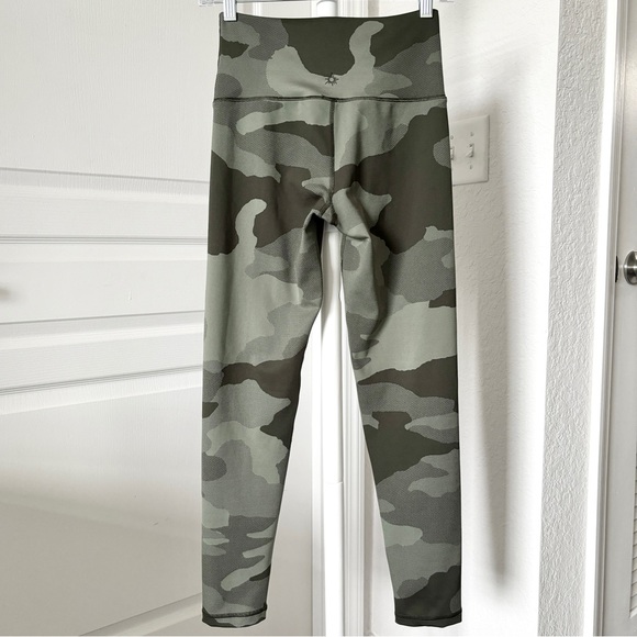 OFFLINE by Aerie Camo High Waisted Legging Olive Fun Green Camo - Picture 3 of 13